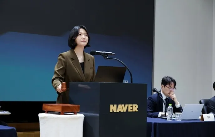 노란 수영복에 섹시한 몸매 어필하는 존예 처자