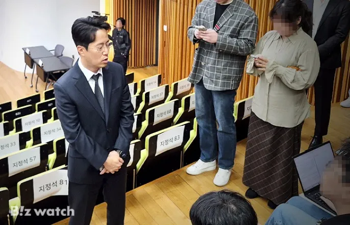 노란 수영복에 섹시한 몸매 어필하는 존예 처자