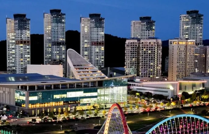 노란 수영복에 섹시한 몸매 어필하는 존예 처자