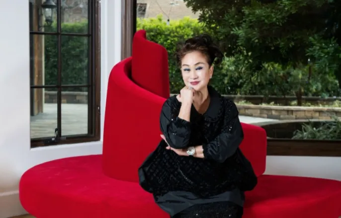 노란 수영복에 섹시한 몸매 어필하는 존예 처자