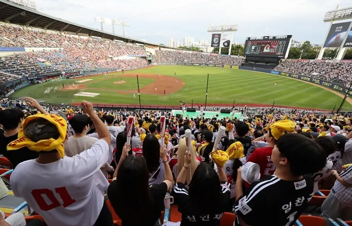 노란 수영복에 섹시한 몸매 어필하는 존예 처자