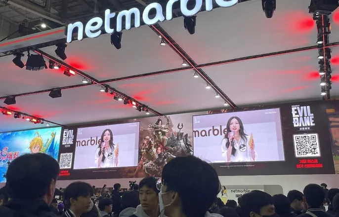 노란 수영복에 섹시한 몸매 어필하는 존예 처자