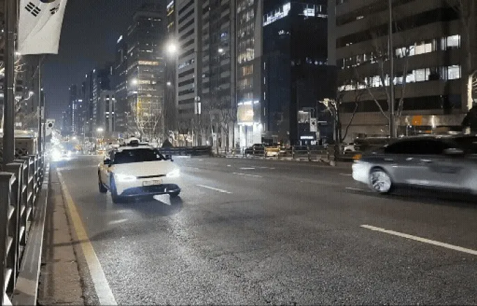 노란 수영복에 섹시한 몸매 어필하는 존예 처자