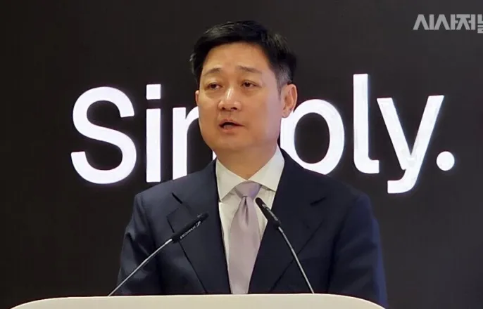 노란 수영복에 섹시한 몸매 어필하는 존예 처자