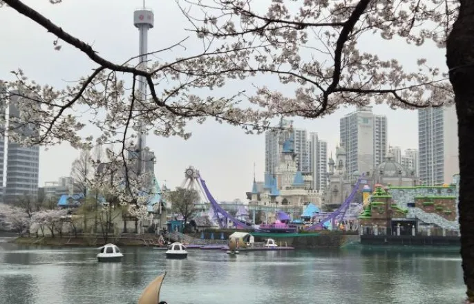 노란 수영복에 섹시한 몸매 어필하는 존예 처자