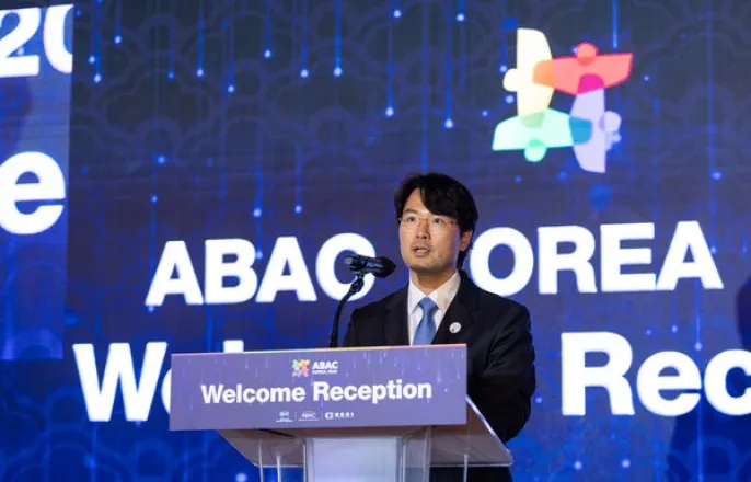 노란 수영복에 섹시한 몸매 어필하는 존예 처자