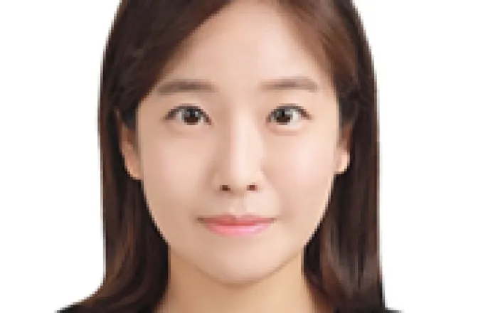 노란 수영복에 섹시한 몸매 어필하는 존예 처자