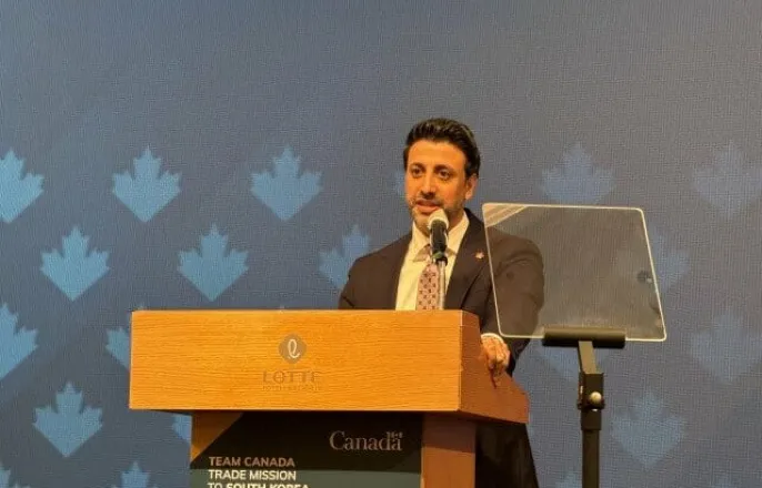 노란 수영복에 섹시한 몸매 어필하는 존예 처자