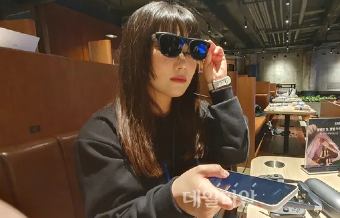 노란 수영복에 섹시한 몸매 어필하는 존예 처자