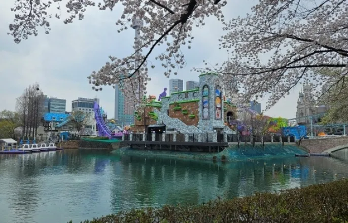 노란 수영복에 섹시한 몸매 어필하는 존예 처자