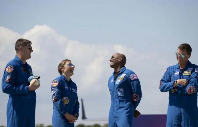 노란 수영복에 섹시한 몸매 어필하는 존예 처자