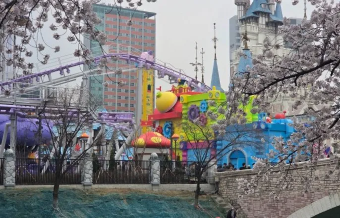 노란 수영복에 섹시한 몸매 어필하는 존예 처자