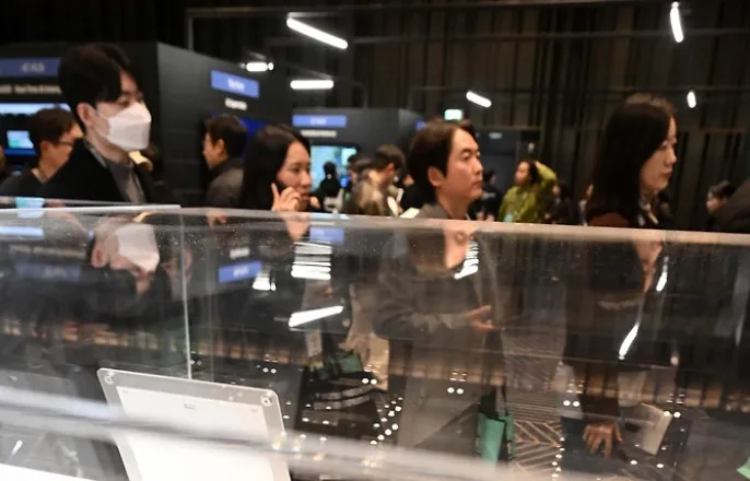 노란 수영복에 섹시한 몸매 어필하는 존예 처자