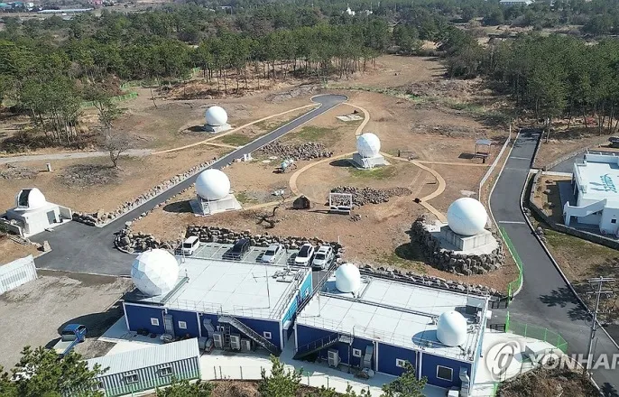 노란 수영복에 섹시한 몸매 어필하는 존예 처자