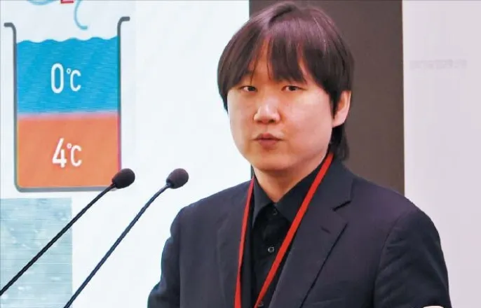 노란 수영복에 섹시한 몸매 어필하는 존예 처자