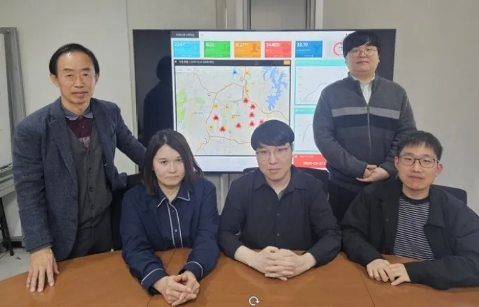 노란 수영복에 섹시한 몸매 어필하는 존예 처자