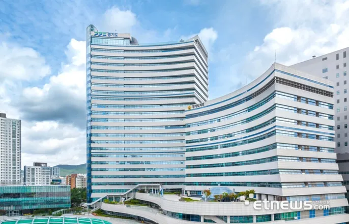 노란 수영복에 섹시한 몸매 어필하는 존예 처자