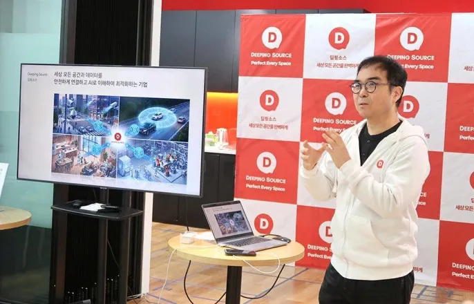 노란 수영복에 섹시한 몸매 어필하는 존예 처자