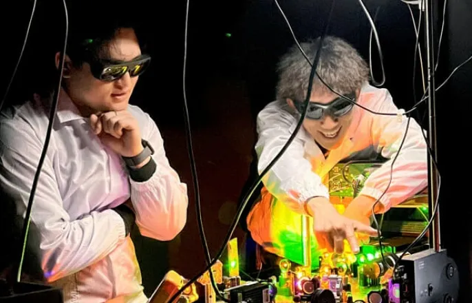 노란 수영복에 섹시한 몸매 어필하는 존예 처자