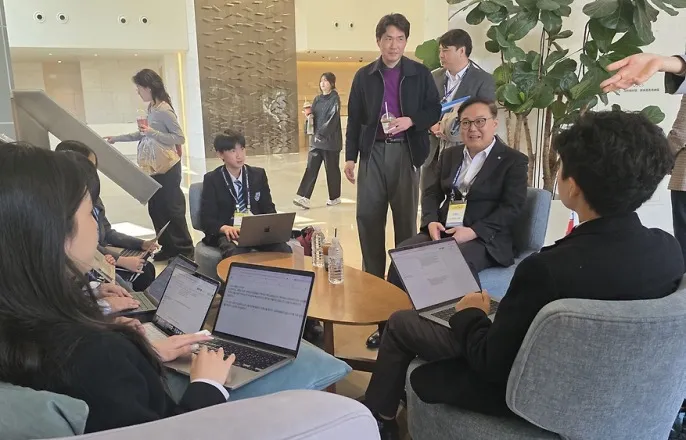 노란 수영복에 섹시한 몸매 어필하는 존예 처자