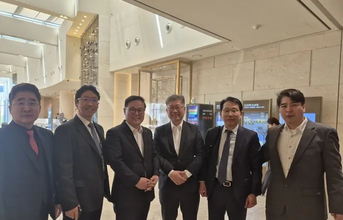 노란 수영복에 섹시한 몸매 어필하는 존예 처자