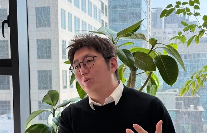 노란 수영복에 섹시한 몸매 어필하는 존예 처자