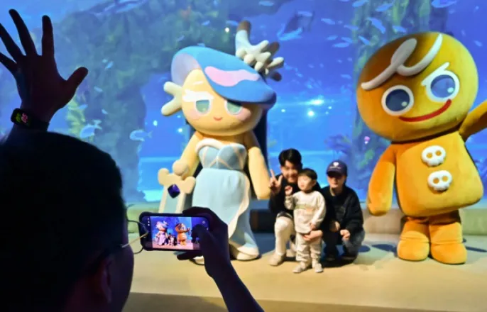 노란 수영복에 섹시한 몸매 어필하는 존예 처자