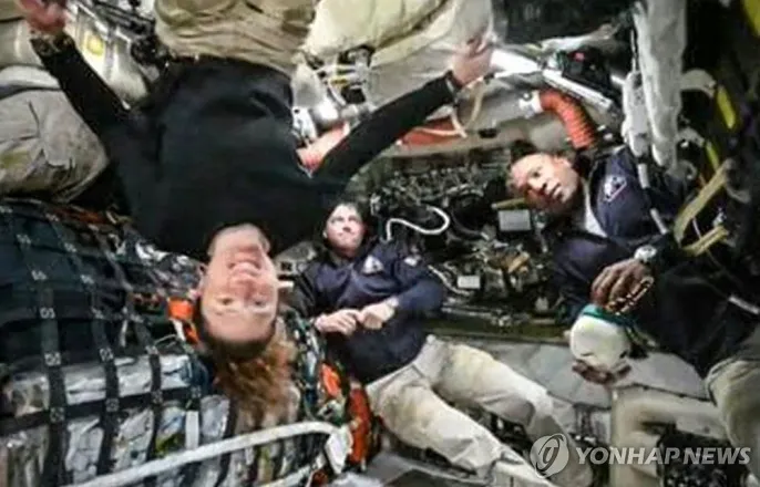 노란 수영복에 섹시한 몸매 어필하는 존예 처자