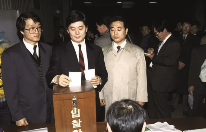 노란 수영복에 섹시한 몸매 어필하는 존예 처자