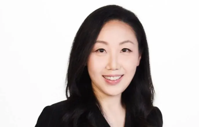 노란 수영복에 섹시한 몸매 어필하는 존예 처자