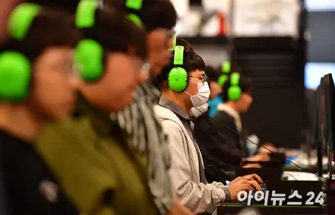 노란 수영복에 섹시한 몸매 어필하는 존예 처자