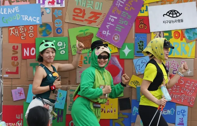 노란 수영복에 섹시한 몸매 어필하는 존예 처자