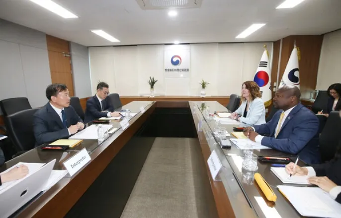 노란 수영복에 섹시한 몸매 어필하는 존예 처자