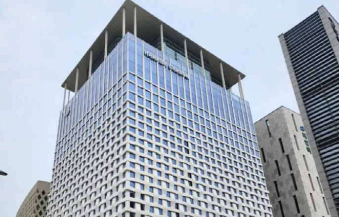 노란 수영복에 섹시한 몸매 어필하는 존예 처자