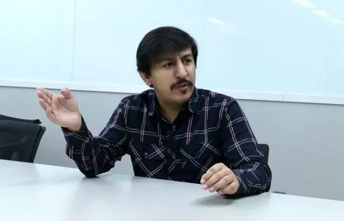 노란 수영복에 섹시한 몸매 어필하는 존예 처자