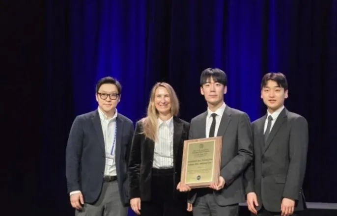 노란 수영복에 섹시한 몸매 어필하는 존예 처자