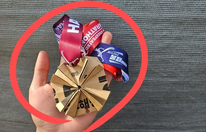 노란 수영복에 섹시한 몸매 어필하는 존예 처자