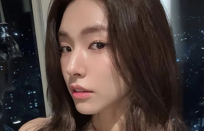 노란 수영복에 섹시한 몸매 어필하는 존예 처자