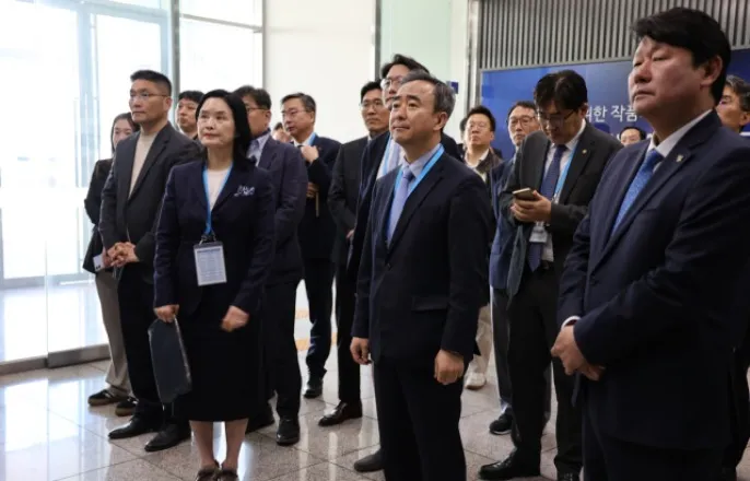 노란 수영복에 섹시한 몸매 어필하는 존예 처자