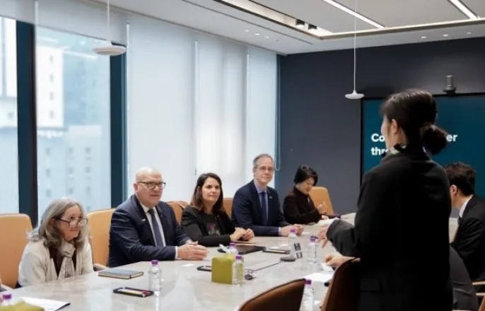 노란 수영복에 섹시한 몸매 어필하는 존예 처자