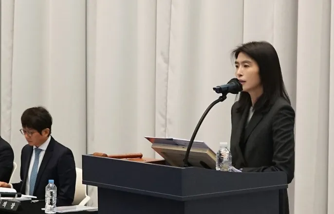 노란 수영복에 섹시한 몸매 어필하는 존예 처자