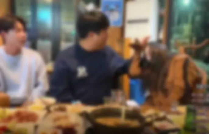 노란 수영복에 섹시한 몸매 어필하는 존예 처자