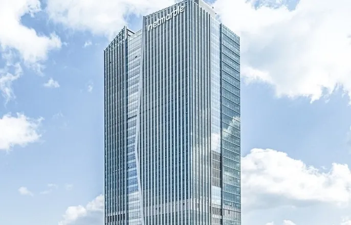 노란 수영복에 섹시한 몸매 어필하는 존예 처자