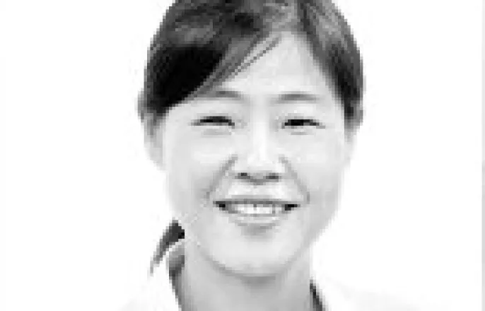 노란 수영복에 섹시한 몸매 어필하는 존예 처자