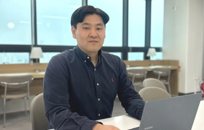 노란 수영복에 섹시한 몸매 어필하는 존예 처자