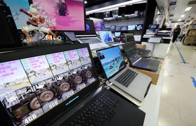 노란 수영복에 섹시한 몸매 어필하는 존예 처자