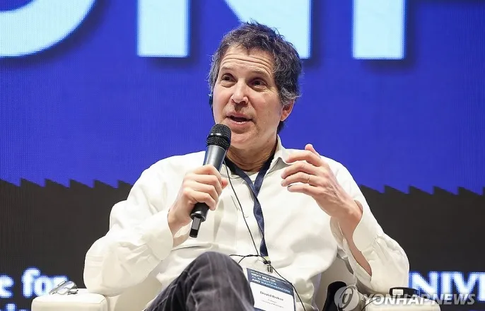 노란 수영복에 섹시한 몸매 어필하는 존예 처자