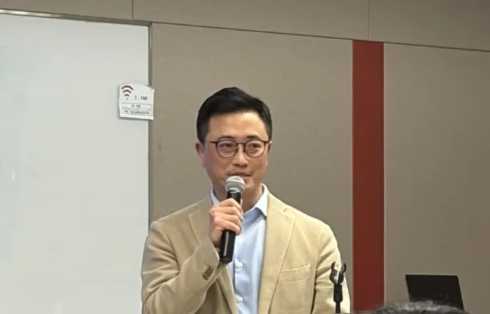 노란 수영복에 섹시한 몸매 어필하는 존예 처자