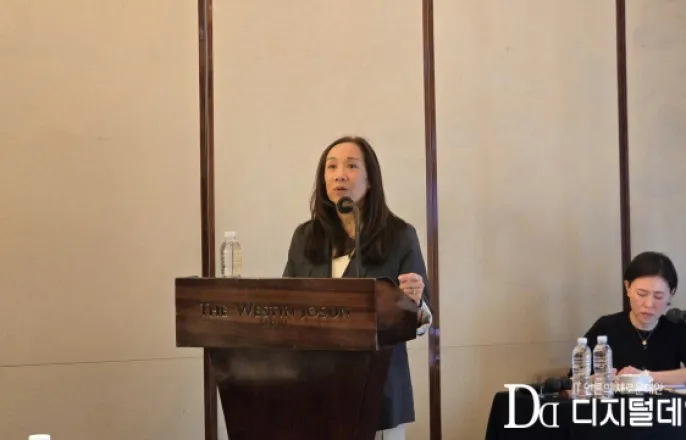 노란 수영복에 섹시한 몸매 어필하는 존예 처자