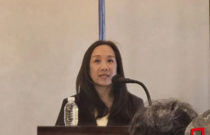 노란 수영복에 섹시한 몸매 어필하는 존예 처자